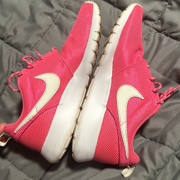 Nike Pink Roshe - Picture 5 of 7